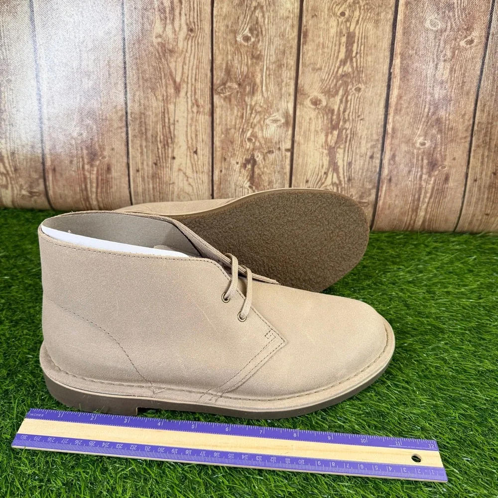 Clarks Shepton Chukka Boot Mens size 9.5 M Taupe Distressed Leather Lace Up